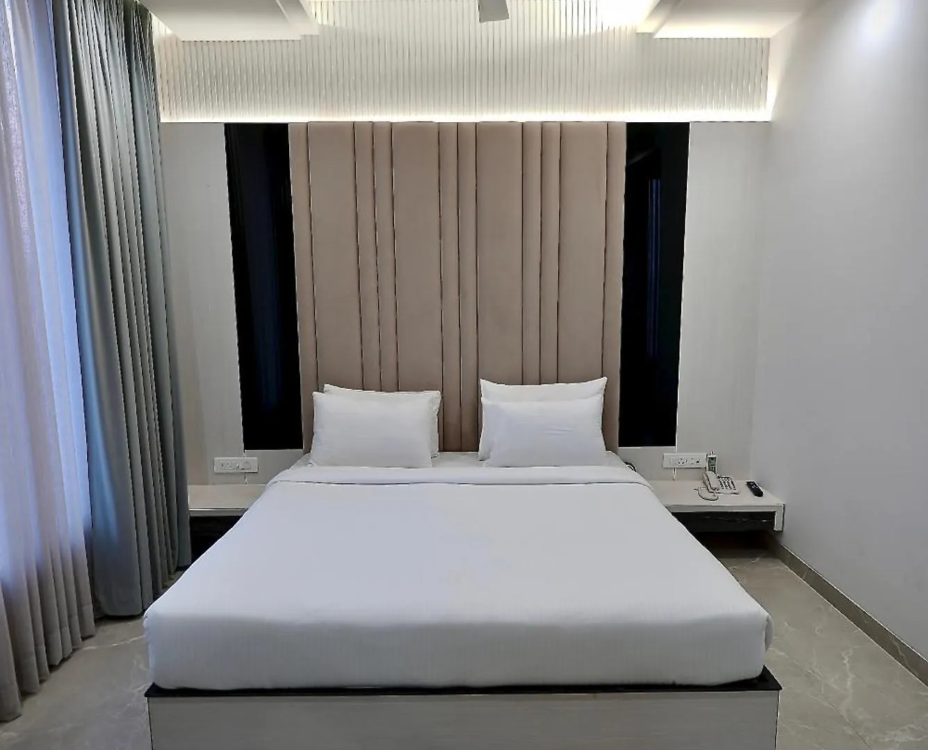Hotel Elinor By Dazzling Hotels & Resorts Agra  4*, Agra (Uttar Pradesh)