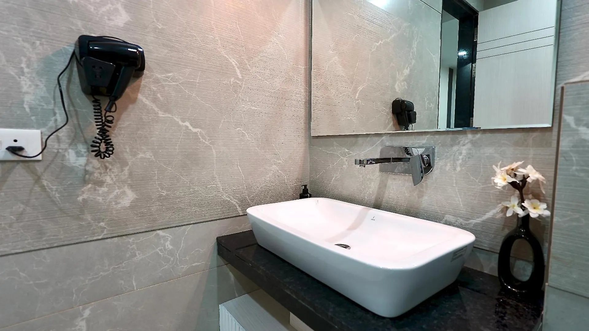 Hotel Elinor By Dazzling Hotels & Resorts Agra