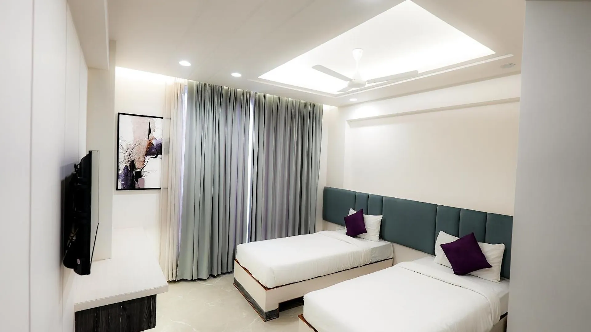 Hotel Elinor By Dazzling Hotels & Resorts Agra  4*, Agra (Uttar Pradesh)