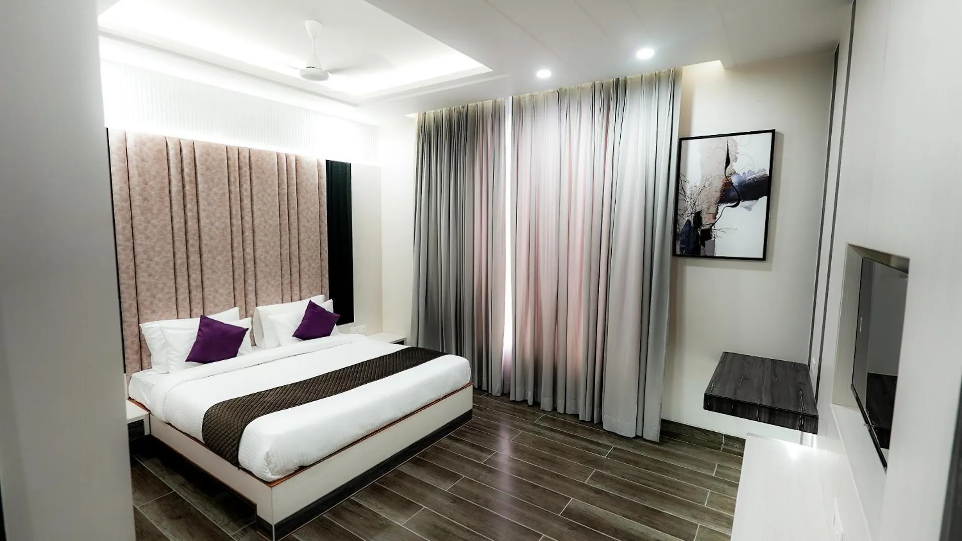 Hotel Elinor By Dazzling Hotels & Resorts Agra  4*, Agra (Uttar Pradesh)