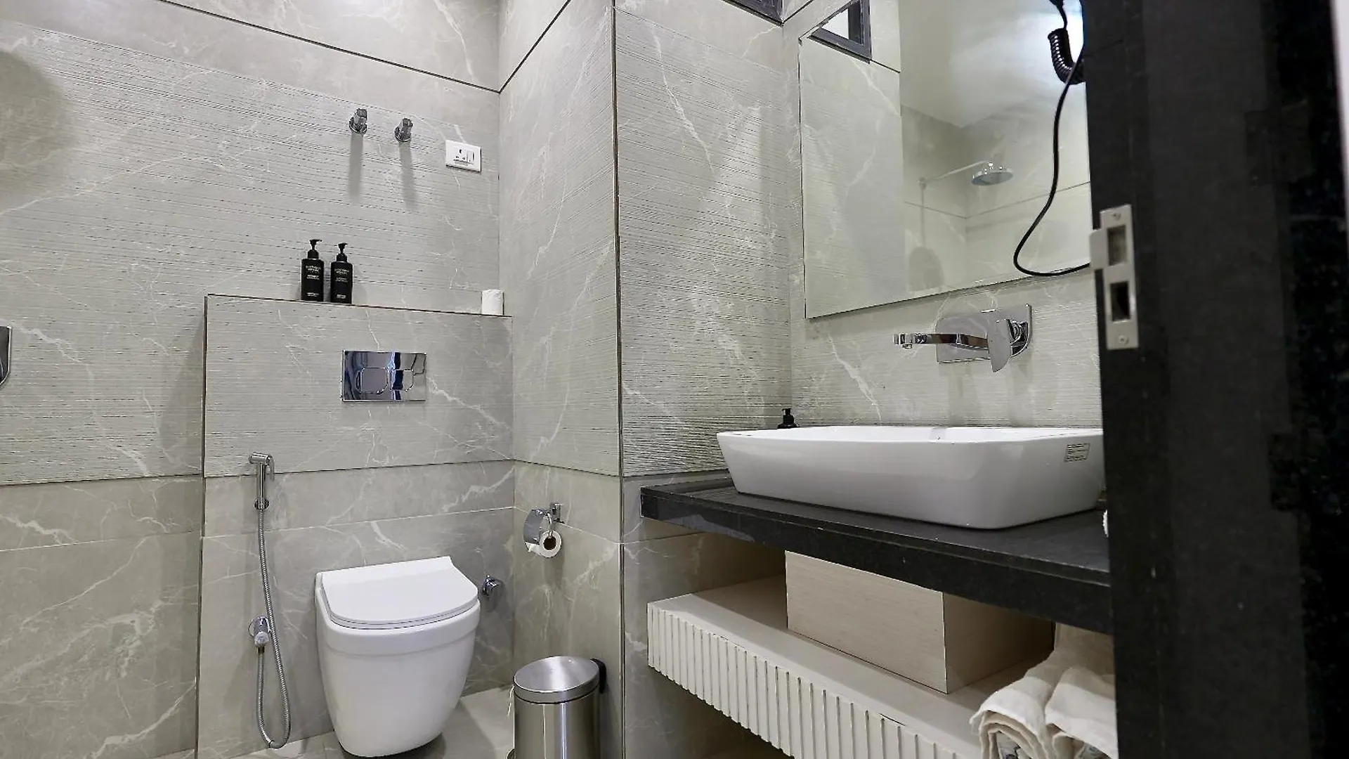 Hotel Elinor By Dazzling Hotels & Resorts Agra  4*, Agra (Uttar Pradesh)